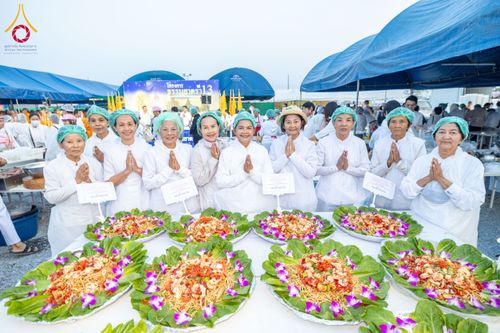 ภาพ No.200329:พิธีถวายภัตตาหารเป็นสังฆทาน แด่พระธรรมยาตรา ณ อนุสรณ์สถานบางปลา วัดบางปลา อำเภอบางเลน จังหวัดนครปฐม ในโครงการธรรมยาตรา กตัญญูบูชา มหาปูชนียาจารย์ พระมงคลเทพมุนี(สด จนฺทสโร) พระผู้ปราบมาร อนุสรณ์สถาน 7 แห่ง ปีที่ 13 วันที่ 23 มกราคม พ.ศ. 2568