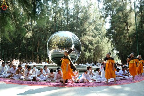 ภาพ No.193257:พิธีต้อนรับพระธรรมยาตรา ณ อนุสรณ์สถาน สถานที่เกิดในเพศสมณะ วัดสองพี่น้อง อำเภอสองพี่น้อง จังหวัดสุพรรณบุรี ในโครงการธรรมยาตรา กตัญญูบูชา มหาปูชนียาจารย์ พระมงคลเทพมุนี(สด จนฺทสโร) พระผู้ปราบมาร อนุสรณ์สถาน 7 แห่ง ปีที่ 13 วันที่ 11 มกราคม พ.ศ. 2568