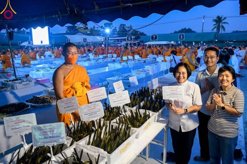 ภาพ No.108999:พิธีถวายภัตตาหารเป็นสังฆทาน แด่คณะพระธรรมยาตราฯ ในโครงการธรรมยาตรากตัญญูบูชา มหาปูชนียาจารย์ พระมงคลเทพมุนี(สด จนฺทสโร) พระผู้ปราบมาร อนุสรณ์สถาน 7 แห่ง ปีที่ 12 วันที่ 9 มกราคม พ.ศ. 2567 ณ อนุสรณ์สถานคลองบางนางแท่น  อ.สามพราน จ.นครปฐม