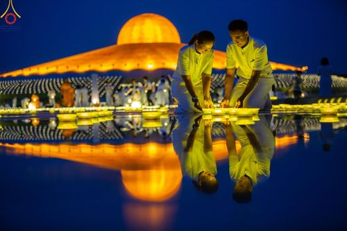 ภาพ No.154811:พิธีจุดประทีป, พิธีฉลองชัยสวดมนต์บทธัมมจักกัปปวัตนสูตร ณ มหารัตนวิหารคด วัดพระธรรมกาย วันอังคารที่ 17 กันยายน พ.ศ. 2567