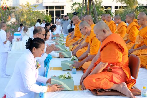 ภาพ No.195339:พิธีตักบาตรพระธรรมยาตรา ณ อนุสรณ์สถานลำดับที่ 3 สถานที่เกิดใหม่ในเพศสมณะ วัดสองพี่น้อง ต.ต้นตาล อ.สองพี่น้อง จ.สุพรรณบุรี ในโครงการธรรมยาตรา กตัญญูบูชา มหาปูชนียาจารย์ พระมงคลเทพมุนี(สด จนฺทสโร) พระผู้ปราบมาร ปีที่ 13 วันที่ 15 มกราคม พ.ศ.2568