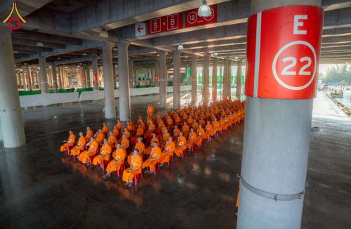 ภาพ No.274749:วันอาทิตย์ที่ 30 พฤศจิกายน พ.ศ. 2568 พิธีปลงผม โครงการอุปสมบทบูชาธรรมมหาปูชนียาจารย์ ปี 2568 ณ ลานธรรมพระมหาธรรมกายเจดีย์ ฝั่งทิศตะวันตก ระหว่างวิหารคดหมายเลข 8 และ 9 วัดพระธรรมกาย