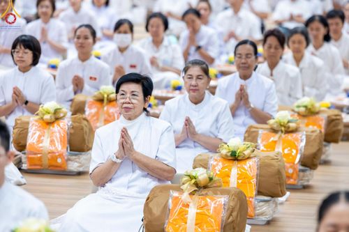 ภาพ No.180812:พิธีถวายภัตตาหารเมนูสวรรค์ และพิธีถวายอุปกรณ์กันหนาว แด่คณะพระภิกษุสามเณรวัดพระธรรมกาย วันอาทิตย์ที่ 8 ธันวาคม พ.ศ.2567 ณ สภาธรรมกายสากล วัดพระธรรมกาย