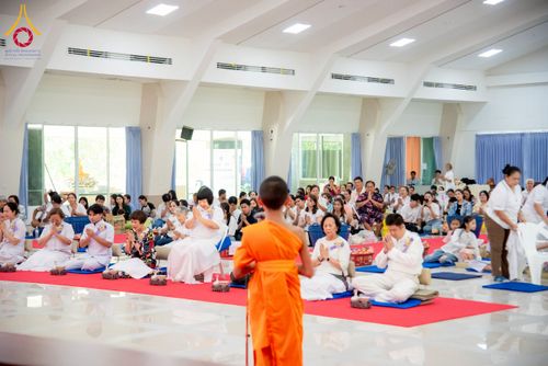 ภาพ No.218050:วันอาทิตย์ที่ 13 เมษายน พ.ศ. 2568 พิธีตักบาตรฉลองสามเณรใหม่ 75 รูป เนื่องในวันสงกรานต์ (โครงการบรรพชาสามเณรฟื้นฟูพระพุทธศาสนาทั่วไทย ประจำปีพุทธศักราช 2568) ณ ศูนย์ปฏิบัติธรรมระยอง(บ้านช่องลม) ตำบลบางบุตร อำเภอบ้านค่าย จังหวัดระยอง