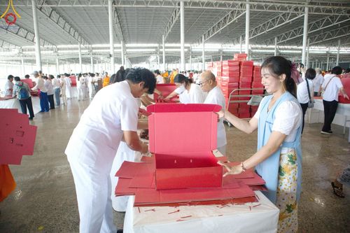 ภาพ No.210873:วันที่ 15 มีนาคม พ.ศ. 2568  บุญบรรจุกล่องไทยธรรม เพื่อถวายแด่พระสังฆาธิการ 40,000 กว่าวัดทั่วไทย ในวันคุ้มครองโลก 22 เมษายน พ.ศ. 2568