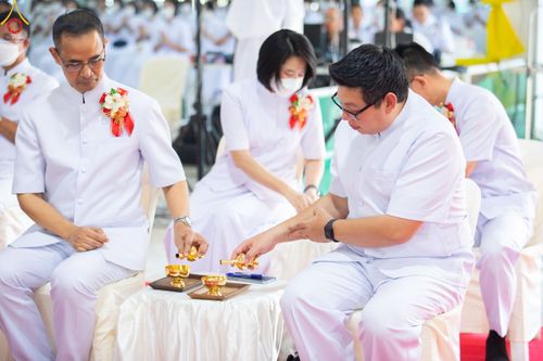 ภาพ No.86666:พิธีเจริญพระพุทธมนต์ถวายพระพรชัยมงคลแด่ สมเด็จพระนางเจ้าสิริกิติ์ พระบรมราชินีนาถ พระบรมราชชนนีพันปีหลวง พระบาทสมเด็จพระวชิรเกล้าเจ้าอยู่หัว และสมเด็จพระนางเจ้าฯ พระบรมราชินี วันจันทร์ที่ ๒๘ สิงหาคม พ.ศ. ๒๕๖๖ ณ มณฑลพิธีฯ อาคารโถงช้างฯ วัดพระธรรมกาย