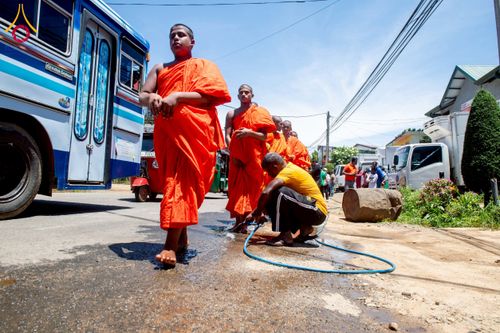 ภาพ No.225652:วันที่ 5 พฤษภาคม พ.ศ. 2568 พิธีบิณฑบาตรอบเมืองนูวราอิลิย่า ฉลองเทศกาลวิสาขบูชา แห่งชาติประเทศศรีลังกา