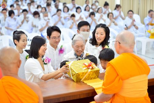 ภาพ No.230075:วันพฤหัสบดีที่ 26 มิถุนายน พ.ศ. 2568 พิธีทอดผ้าป่าฉลองอาคารชุดศูนย์ปฏิบัติธรรมน้ำใสใจสว่าง น้อมบูชาธรรมอายุวัฒนะมงคล 81 ปี หลวงพ่อธัมมชโย ณ ศูนย์ปฏิบัติธรรมน้ำใสใจสว่าง เขตบางกอกน้อย กรุงเทพมหานคร