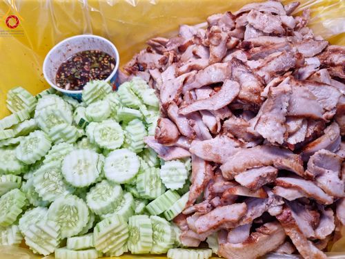 ภาพ No.108452:ถวายภัตตาหารเป็นสังฆทาน แด่คณะพระธรรมยาตราฯ ในโครงการธรรมยาตรากตัญญูบูชา มหาปูชนียาจารย์ พระมงคลเทพมุนี(สด จนฺทสโร) พระผู้ปราบมาร อนุสรณ์สถาน 7 แห่ง ปีที่ 12 วันที่ 7 มกราคม พ.ศ. 2567 ณ อนุสรณ์สถานโลตัสแลนด์ จ.สุพรรณบุรี