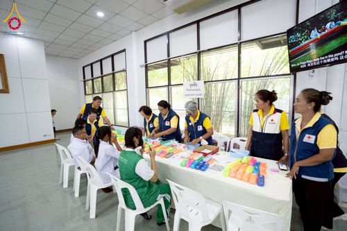 ภาพ No.230346:วันจันทร์ที่ 30 มิถุนายน พ.ศ. 2568 เจ้าอาวาสวัดพระธรรมกาย เยี่ยมอนุโมทนาให้กำลังใจ บุคลากรทางการแพทย์-เจ้าหน้าที่ผู้ปฏิบัติงาน โครงการรถตัดแว่นสายตาเคลื่อนที่สภากาชาดไทย เพื่อเด็กนักเรียนในชนบท พื้นที่จังหวัดปทุมธานี