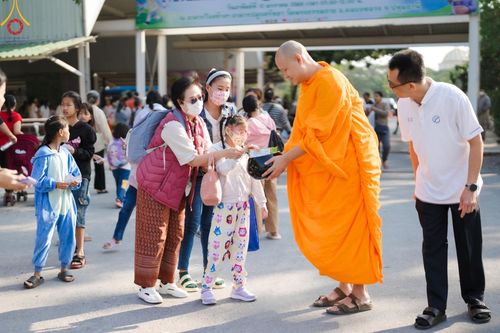 ภาพ No.193864:วัดพระธรรมกาย จัดงานวันเด็กแห่งชาติ ประจำปี พ.ศ.2568 ออกร้านอาหาร 200 ร้าน มอบของขวัญหลายหมื่นชิ้น วันที่ 12 มกราคม พ.ศ. 2568 วัดพระธรรมกาย อ.คลองหลวง จ.ปทุมธานี