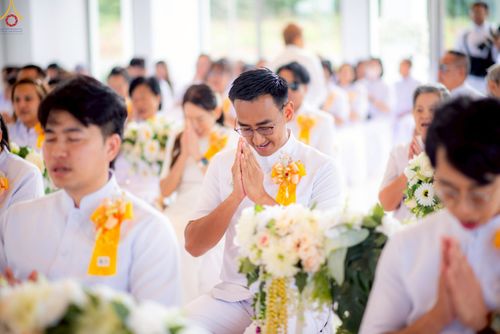 ภาพ No.239392:วันอาทิตย์ที่ 17 สิงหาคม พ.ศ. 2568 พิธีกดปุ่มอัญเชิญรูปเหมือน พระมงคลเทพมุนี (สด จันทสโร)  ณ มหาวิหารแก้วพระมงคลเทพมุนี  ศูนย์ปฏิบัติธรรมแก้วเมืองเลย