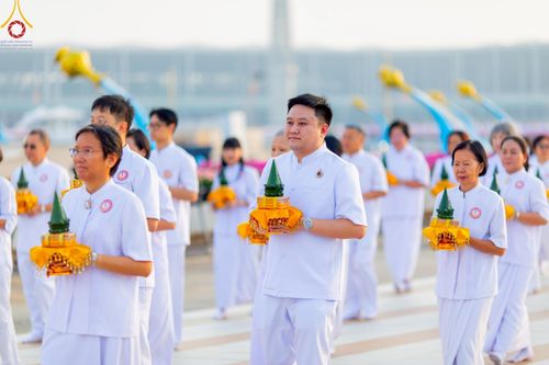 ภาพ No.216950:วันเสาร์ที่ 12 เมษายน พ.ศ. 2568 พิธีเวียนประทักษิณรอบพระมหาธรรมกายเจดีย์  พิธีวันทาเจดีย์ พิธีขอขมาและมอบผ้าไตร ในโครงการอุปสมบทหมู่ บูชาธรรมหลวงพ่อธัมมชโย, โครงการธรรมทายาท ระดับอุดมศึกษา รุ่นที่ 52 ,  โครงการบวชพระนานาชาติ AEC & WAB CEO รุ่นที่ 4 , ณ ว