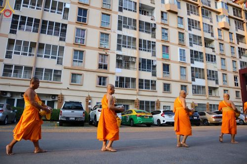 ภาพ No.136044:พระธรรมทายาท โครงการบวชพระนานาชาติ AEC & WAB ผู้บริหารรุ่นที่ 2 บิณฑบาต ณ หอฉันคุณยายอาจารย์ฯ เมืองแก้วมณี หมู่บ้านแก้วพุทธรักษา วันที่ 28 เมษายน พ.ศ. 2567