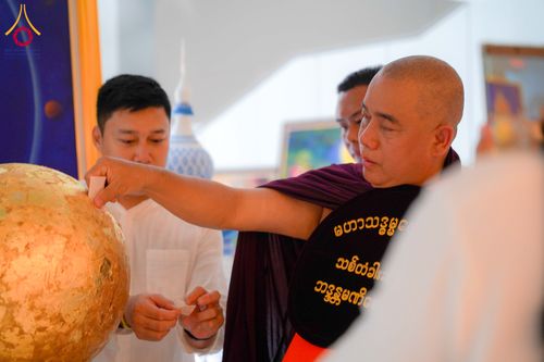 ภาพ No.327680:วันที่ 1-6 พฤษภาคม พ.ศ.2569 ต้อนรับชาวต่างชาติ พระภิกษุ คณะชาวเมียนมาร์  อุบาสิกาชาวอินเดีย เยี่ยมชมวัดพระธรรมกายและสักการะพระมหาธรรมกายเจดีย์
