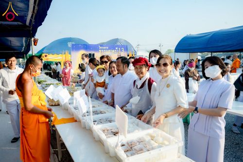 ภาพ No.200868:พิธีถวายภัตตาหารเป็นสังฆทาน แด่พระธรรมยาตรา ณ อนุสรณ์สถานบางปลา วัดบางปลา อำเภอบางเลน จังหวัดนครปฐม ในโครงการธรรมยาตรา กตัญญูบูชา มหาปูชนียาจารย์ พระมงคลเทพมุนี(สด จนฺทสโร) พระผู้ปราบมาร อนุสรณ์สถาน 7 แห่ง ปีที่ 13 วันที่ 24 มกราคม พ.ศ. 2568