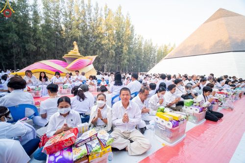 ภาพ No.107535:พิธีตักบาตรพระธรรมยาตราฯ ในโครงการธรรมยาตรากตัญญูบูชา มหาปูชนียาจารย์ พระมงคลเทพมุนี(สด จนฺทสโร) พระผู้ปราบมาร ปีที่ 12 ณ อนุสรณ์สถานมหาวิหารพระมงคลเทพมุนี อ.สองพี่น้อง จ.สุพรรณบุรี วันที่ 7 มกราคม พ.ศ. 2567