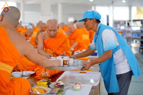 ภาพ No.243842:วันที่ 6 กันยายน พ.ศ. 2568 พิธีถวายภัตตาหารเมนูสวรรค์ เพื่อการบรรลุธรรม ณ หอฉันคุณยายอาจารย์ฯ วัดพระธรรมกาย