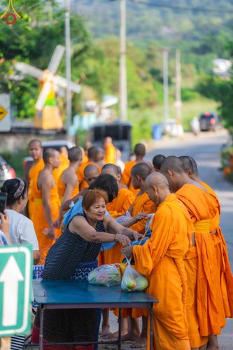 ภาพ No.57847:กิจกรรมบิณฑบาตของสามเณร โครงการบรรพชาสามเณร ฟื้นฟูพระพุทธศาสนาทั่วไทย ธุดงคสถานชลบุรี ณ ชุมชนบ้านห้วยเหียน ตำบลบ่อวิน  อำเภอศรีราชา จังหวัดชลบุรี วันที่ 27 เมษายน พ.ศ. 2567