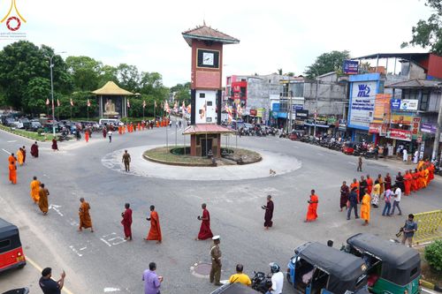 ภาพ No.139413:พิธีตักบาตรรอบเมืองดัมบุลล่า เทศกาลวิสาขบูชาแห่งชาติ ศรีลังกา เมื่อวันที่ 16 พฤษภาคมที่ผ่านมา คณะสงฆ์จากวัดพระธรรมกาย และคณะพระภิกษุสามเณรศรีลังกา ในโครงการสยาม-ลังกา ธรรมยาตรา ฉลองเทศกาลวิสาขบูชาแห่งชาติ ศรีลังกา บูชาธรรม 80 ปีหลวงพ่อธัมมชโย
