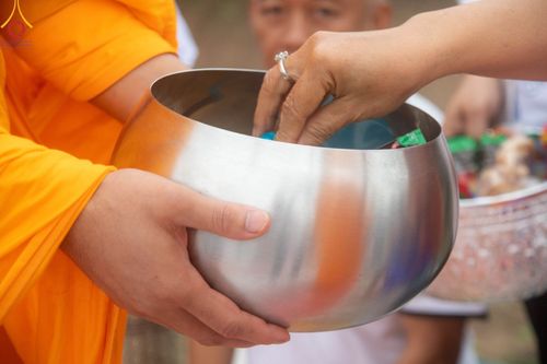 ภาพ No.102017:พิธีตักบาตรพระ 111 รูป ณ สะพานประวัติศาสตร์  อ.ปาย จ.แม่ฮ่องสอน วันอาทิตย์ที่ 10 ธันวาคม พ.ศ. 2566