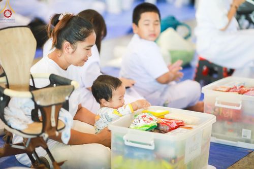 ภาพ No.158928:พิธีตักบาตร ในวันอาทิตย์ต้นเดือน วันที่ 6 ตุลาคม พ.ศ. 2567 ณ สภาธรรมกายสากล วัดพระธรรมกาย