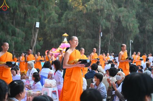 ภาพ No.190220:พิธีตักบาตรพระธรรมยาตรา ณ อนุสรณ์สถานลำดับที่ 1 สถานที่เกิดด้วยรูปกายเนื้อ อนุสรณ์สถานมหาวิหารพระมงคลเทพมุนี (โลตัสแลนด์) อ.สองพี่น้อง จ.สุพรรณบุรี ในโครงการธรรมยาตรา กตัญญูบูชา มหาปูชนียาจารย์ พระมงคลเทพมุนี(สด จนฺทสโร) พระผู้ปราบมาร อนุสรณ์สถาน 7 แห่ง 