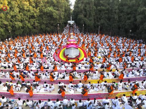 ภาพ No.188759:พิธีต้อนรับพระธรรมยาตรา ในโครงการธรรมยาตรา กตัญญูบูชา มหาปูชนียาจารย์ พระมงคลเทพมุนี(สด จนฺทสโร) พระผู้ปราบมาร อนุสรณ์สถาน 7 แห่ง ปีที่ 13 วันที่ 3 มกราคม พ.ศ. 2568 ณ อนุสรณ์สถานมหาวิหารพระมงคลเทพมุนี (โลตัสแลนด์) อ.สองพี่น้อง จ.สุพรรณบุรี