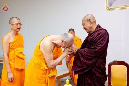 ภาพ No.222658:วันที่ 23 เมษายน พ.ศ. 2568 หลวงพ่อทัตตชีโวต้อนรับคณะสงฆ์เมียนมาร์ ณ อาคาร 100 ปี คุณยายมหารัตนอุบาสิกาจันทร์ ขนนกยูง วัดพระธรรมกาย