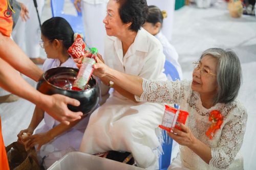 ภาพ No.145731:พิธีตักบาตรฉลองพระใหม่ รุ่นเข้าพรรษา ณ วิหารคด วัดพระธรรมกาย วันเสาร์ที่ 20 กรกฎาคม พ.ศ. 2567