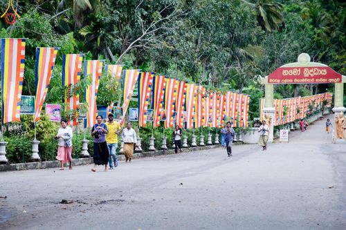 ภาพ No.140683:PhotoStory มหาศรัทธา ธรรมยาตราศรีลังกา EP.4 โครงการสยาม-ลังกา ธรรมยาตรา ฉลองเทศกาลวิสาขบูชาแห่งชาติ ศรีลังกา  บูชาธรรม 80 ปีหลวงพ่อธัมมชโย เส้นทางจาก เมืองดัมบูลลา ไปยัง เมืองมาตะเล  ตั้งแต่วันที่ 17-20 พฤษภาคม พ.ศ. 2567