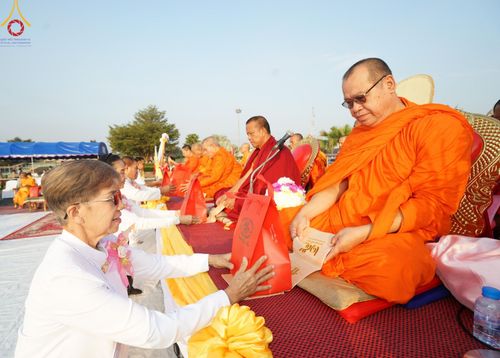 ภาพ No.180418:พิธีตักบาตรพระ ๑,๐๐๐ รูป ฉลองเมืองลำปาง ๑,๓๔๔ ปี วันเสาร์ที่ ๗ ธันวาคม พ.ศ. ๒๕๖๗ ณ ลานพระบรมราชานุสาวรีย์ พระนเรศวรมหาราช อ.เกาะคา จ.ลำปาง