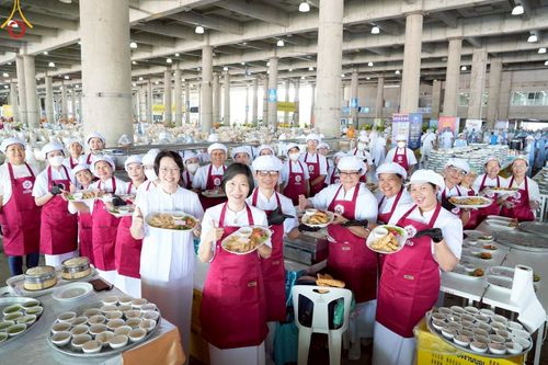 ภาพ No.219403:วันอังคารที่ 22 เมษายน พ.ศ. 2568 พิธีมอบปัจจัยช่วยเหลือครู 4 จังหวัดชายแดนภาคใต้ , พิธีกล่าวคำถวายอุปกรณ์ เพื่อเตรียมการต้อนรับคณะสงฆ์ฯ , พิธีกล่าวคำถวายภัตตาหารเป็นสังฆทาน , คณะสงฆ์ฉันภัตตาหารเพล  เนื่องในวันคุ้มครองโลก พิธีถวายมหาสังฆทานแด่คณะสงฆ์