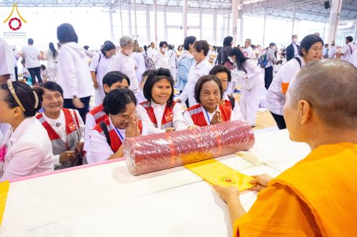 ภาพ No.204288:พิธีถวายภัตตาหารเป็นสังฆทาน แด่พระธรรมยาตรา ณ วัดพระธรรมกาย ตำบลคลองสาม อำเภอคลองหลวง จังหวัดปทุมธานี ในโครงการธรรมยาตรา กตัญญูบูชา มหาปูชนียาจารย์ พระมงคลเทพมุนี(สด จนฺทสโร) พระผู้ปราบมาร อนุสรณ์สถาน 7 แห่ง ปีที่ 13 วันที่ 31 มกราคม พ.ศ. 2568
