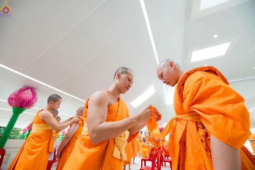 ภาพ No.229149:วันเสาร์ที่ 14 มิถุนายน พ.ศ. 2568 พิธีบรรพชา , พิธีถวายบาตร , พิธีอุปสมบท ในโครงการบรรพชาอุปสมบทหมู่ ผู้บริหารรุ่นที่ 15 และ อุดมศึกษา รุ่นที่ 52 ณ โบสถ์พระไตรปิฎก วัดพระธรรมกาย