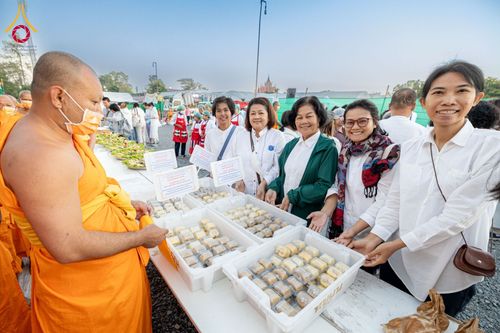 ภาพ No.196916:พิธีถวายภัตตาหารเป็นสังฆทาน แด่พระธรรมยาตรา ณ วัดโบสถ์(บน) ตำบลบางคูเวียง อำเภอบางกรวย จังหวัดนนทบุรี ในโครงการธรรมยาตรา กตัญญูบูชา มหาปูชนียาจารย์ พระมงคลเทพมุนี(สด จนฺทสโร) พระผู้ปราบมาร อนุสรณ์สถาน 7 แห่ง ปีที่ 13 วันที่ 18 มกราคม พ.ศ. 2568