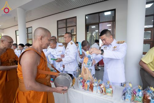 ภาพ No.194758:พิธีเจริญพระพุทธมนต์ และทำบุญตักบาตร ถวายพระราชกุศล แด่พระบาทสมเด็จพระเจ้าอยู่หัว เนื่องในโอกาสพระราชพิธีสมมงคล พระชนมายุเท่าพระบาทสมเด็จพระพุทธยอดฟ้าจุฬาโลกมหาราช สมเด็จพระปฐมบรมกษัตริยาธิราชแห่งพระราชวงศ์จักรี พุทธศักราช 2568 วันที่ 14 มกราคม พ.ศ. 2568