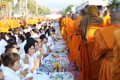 ภาพ No.184719:พิธีตักบาตรพระ 10,000 รูป ครั้งที่ 3 เนื่องในโอกาส 193 ปี จังหวัดกาญจนบุรี อุทิศส่วนกุศลให้แด่บรรพชน และเพื่อช่วยเหลือผู้ประสบภัยพิบัติต่างๆ วันเสาร์ที่ 21 ธันวาคม พ.ศ. 2567