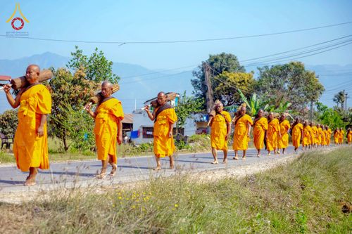ภาพ No.212899:วันที่ 14 - 15 มีนาคม พ.ศ. 2568 คณะสงฆ์และสามเณรเดินธรรมยาตรา ในโครงการบวชสามเณรเนปาล 500 รูป ไปยังสถานที่รอบมายาเทวีและลุมพินีเกรด ณ ลุมพินี ประเทศเนปาล