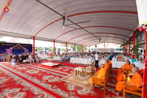 ภาพ No.170733:พิธีทอดกฐิน ณ วัดมงคลพุการาม ปทุมธานี ในโครงการกฐินสามัคคีทั่วไทย 30,000 วัด บูชาธรรม 80 ปี หลวงพ่อธัมมชโย โดยคณะศิษยานุศิษย์วัดพระธรรมกาย วันที่ 27 ตุลาคม พ.ศ. 2567