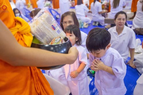 ภาพ No.123018:พิธีตักบาตร และพิธีบูชาข้าวพระ ในวันอาทิตย์ต้นเดือนที่ 4 กุมภาพันธ์ พ.ศ. 2567 ณ วัดพระธรรมกาย จ.ปทุมธานี