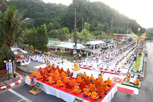 ภาพ No.235151:วันอาทิตย์ที่ 27 กรกฎาคม พ.ศ. 2568 พิธีตักบาตรพระ1,000 รูป ทำบุญเมืองพัทลุง ประธานสงฆ์ พระปริยัติวชิโรดม  เจ้าคณะจังหวัดพัทลุง ประธานฆราวาส นายรัฐศาสตร์ ชิดชู  ผู้ว่าราชการจังหวัดพัทลุง