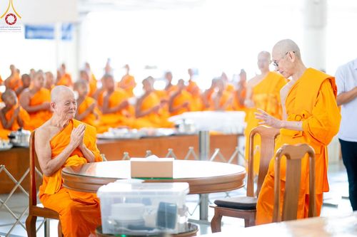 ภาพ No.143181:พิธีถวายภัตตาหารเพื่อเป็นกำลังแห่งการเข้าถึงธรรม ของพระภิกษุสามเณร วัดพระธรรมกาย วันเสาร์ที่ 6 กรกฏาคม พ.ศ. 2567 ณ หอฉันคุณยายอาจารย์ วัดพระธรรมกาย จ.ปทุมธานี