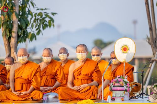 ภาพ No.101818:ตักบาตรพระ 10,000 รูป เติมบุญให้แผ่นดิน เนื่องในโอกาส 192 ปี จังหวัดกาญจนบุรี หนึ่งในโครงการตักบาตรพระ 2,000,000 รูป  77 จังหวัดทุกวัดทั่วไทย วันจันทร์ที่ 11 ธันวาคม พ.ศ. 2566 บริเวณถนนสองแคว (SKY WALK) เมืองกาญจนบุรี