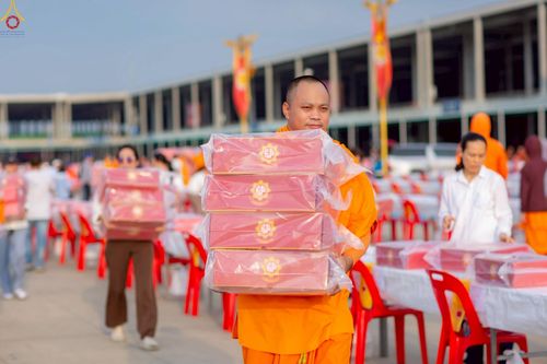 ภาพ No.225055:วันที่ 20 - 27 เมษายน พ.ศ. 2568 "ภาพแห่งความปลื้มที่ไม่มีวันจบ" คณะสงฆ์สามเณร เจ้าหน้าที่ และสาธุชน ร่วมแรงร่วมใจกันเตรียมงานและเก็บงาน เพื่อวันคุ้มครองโลก พิธีถวายมหาสังฆทานคณะสงฆ์ 40,000 กว่าวัดทั่วประเทศ