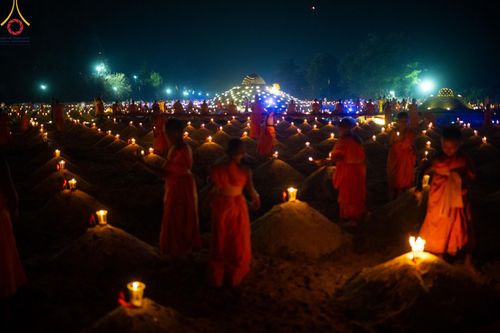 ภาพ No.138639:Photo Story  มหัศจรรย์วัดดงดินแดง Episode 6 พระภิกษุ-สามเณร ในโครงการบรรพชาอุปสมบทหมู่  กว่า 500 รูป และศีลจาริณีกว่า 300 คน ร่วมกันก่อพระเจดีย์ทราย 20,000 องค์ และจุดประทีป  บูชาธรรม 80 ปี หลวงพ่อธมฺมชโย กลางลำน้ำแม่ตื่น