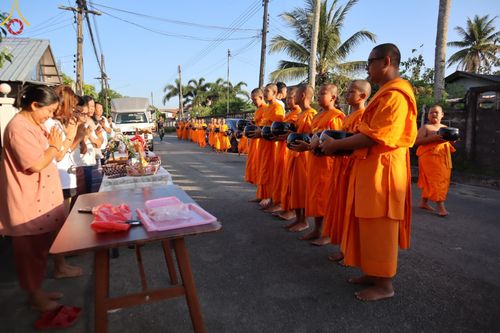 ภาพ No.61069:สามเณรออกบิณฑบาต และกิจกรรมอบรมสามเณร ในโครงการบรรพชาสามเณรฟื้นฟู พระพุทธศาสนาทั่วไทย ณ ศูนย์อบรมที่พักสงฆ์บ้านร่มเย็น จ.นราธิวาส วันที่ 2-15 เมษายน พ.ศ. 2567