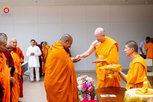 ภาพ No.222375:วันที่ 21 เมษายน พ.ศ. 2568 หลวงพ่อทัตตชีโวต้อนรับคณะสงฆ์ WAB ณ อาคาร 100 ปี คุณยายมหารัตนอุบาสิกาจันทร์ ขนนกยูง วัดพระธรรมกาย