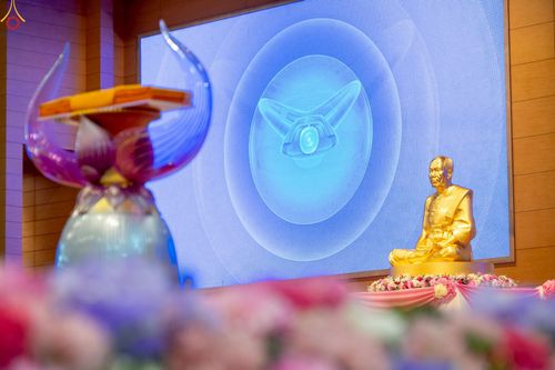 ภาพ No.251253:วันที่ 10 ตุลาคม พ.ศ. 2568 พิธีปฏิบัติธรรม ในวันคล้ายวันเกิด 141 ปี พระมงคลเทพมุนี (สด จนฺทสโร) พระผู้ปราบมาร ณ สภาธรรมกายสากล วัดพระธรรมกาย