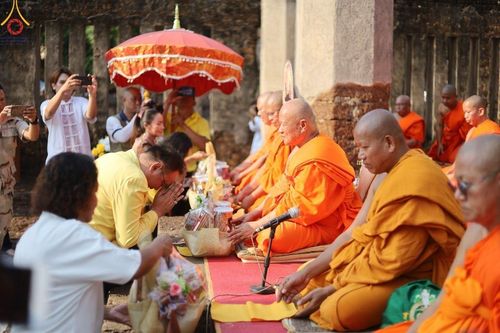 ภาพ No.58691:พิธีตักบาตรพระ ๑,๐๐๐ รูป สมโภชครบรอบ ๘๐๐ ปี พระบรมธาตุเมืองเชลียง ณ วัดพระศรีรัตนมหาธาตุ ราชวรวิหาร  (วัดพระปรางค์) ต.ศรีสัชนาลัย  อ.ศรีสัชนาลัย จ.สุโขทัย วันพฤหัสบดีที่ ๒๕ เมษายน พ.ศ. ๒๕๖๗